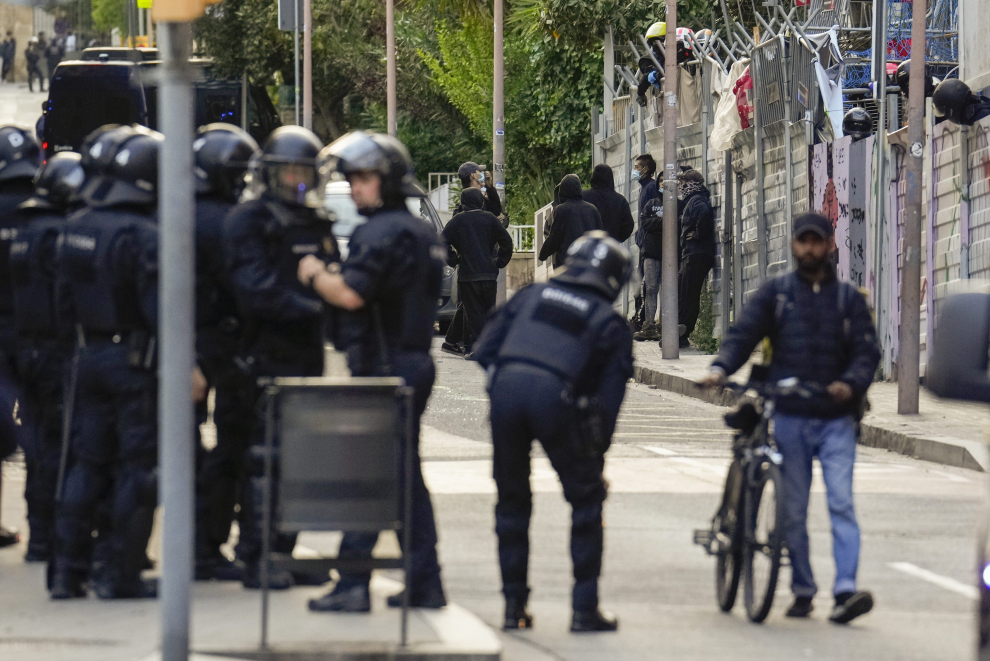 People demonstrate in favour of squatters living in the buildings of Kubo and La Ruinaover, amid complaints from local residents over security issues, at Bonanova neighbourhood in Barcelona, Spain May 11, 2023. REUTERS/Nacho Doce SPAIN-PROTESTS/SQUATTERS