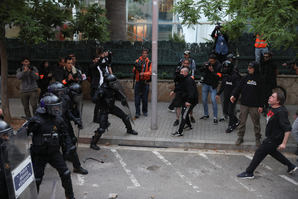 A person reacts while a police officer holds a baton, as people demonstrate in favour of squatters living in the buildings of Kubo and La Ruinaover, amid complaints from local residents over security issues, at Bonanova neighbourhood in Barcelona, Spain May 11, 2023. REUTERS/Nacho Doce SPAIN-PROTESTS/SQUATTERS
