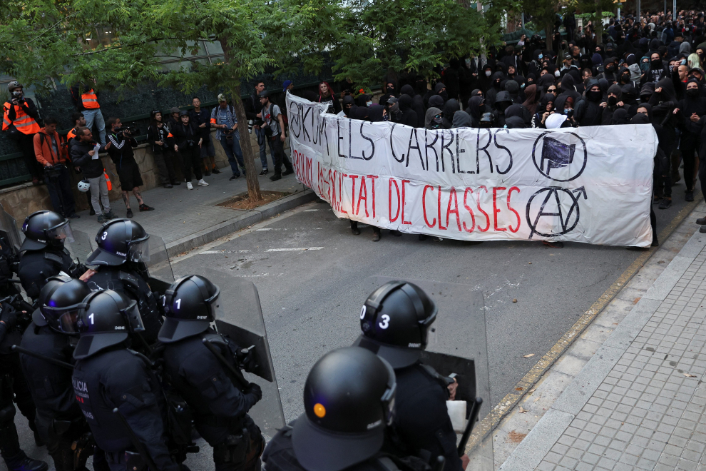 People demonstrate in favour of squatters living in the buildings of Kubo and La Ruinaover, amid complaints from local residents over security issues, in the Bonanova neighbourhood of Barcelona, Spain, May 11, 2023. REUTERS/Nacho Doce SPAIN-PROTESTS/SQUATTERS
