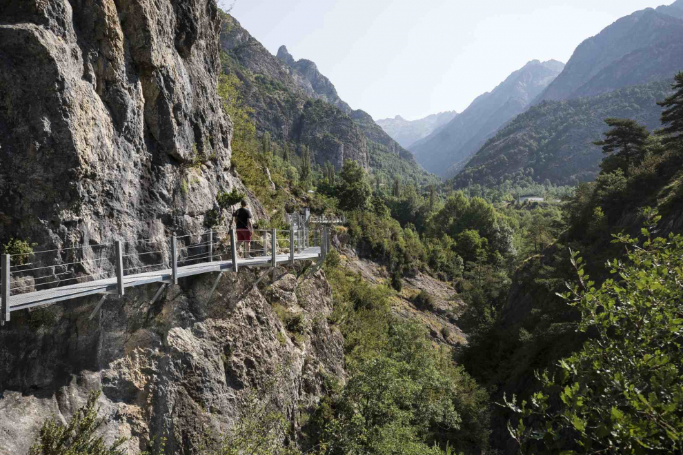 Turistas de excursión por las pasarelas de Panticosa.