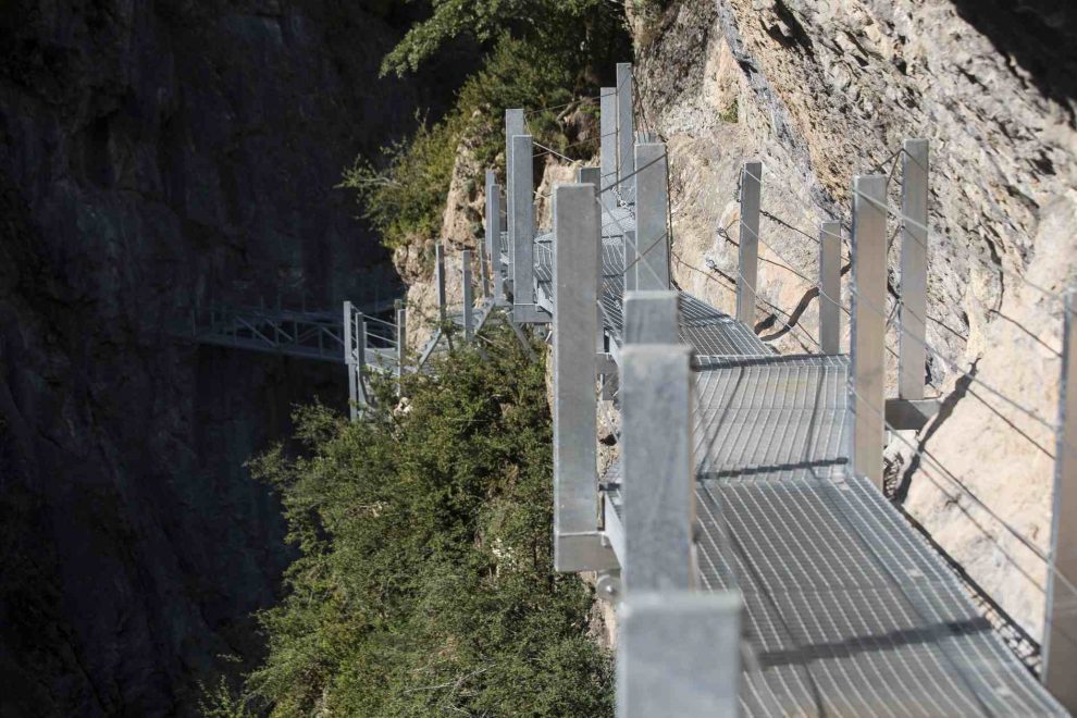 Turistas de excursión por las pasarelas de Panticosa.