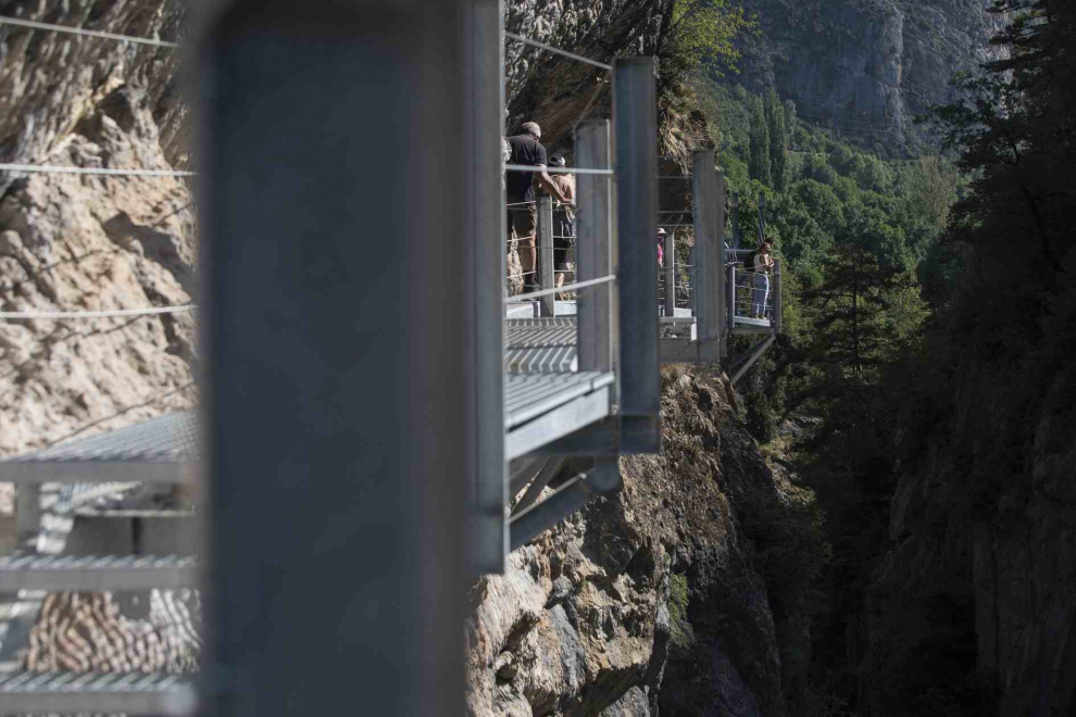Turistas de excursión por las pasarelas de Panticosa.