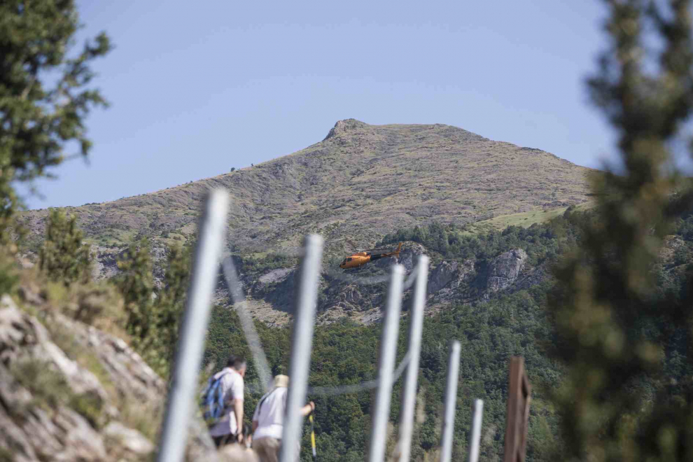Turistas de excursión por las pasarelas de Panticosa.