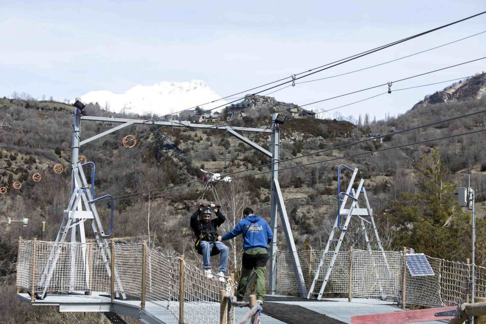 Una persona en la llegada tras deslizarse por la tirolina de Hoz de Jaca