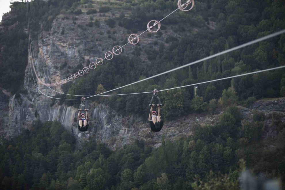Dos personas se deslizan por la tirolina de Hoz de Jaca