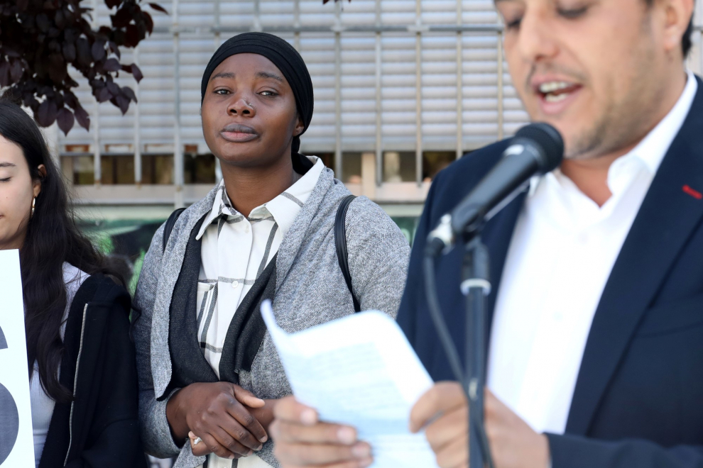 Fatima Oulale, madre de Mali que reside en Zaragoza de 2005, es apoyada por los alumnos del instituto Félix de Azara, en Delicias, por el secuestro de sus tres hijos que se quedó el padre en África.