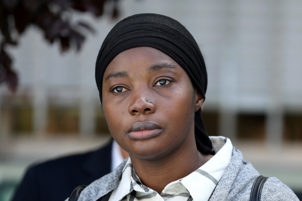 Fatima Oulale, madre de Mali que reside en Zaragoza de 2005, es apoyada por los alumnos del instituto Félix de Azara, en Delicias, por el secuestro de sus tres hijos que se quedó el padre en África.