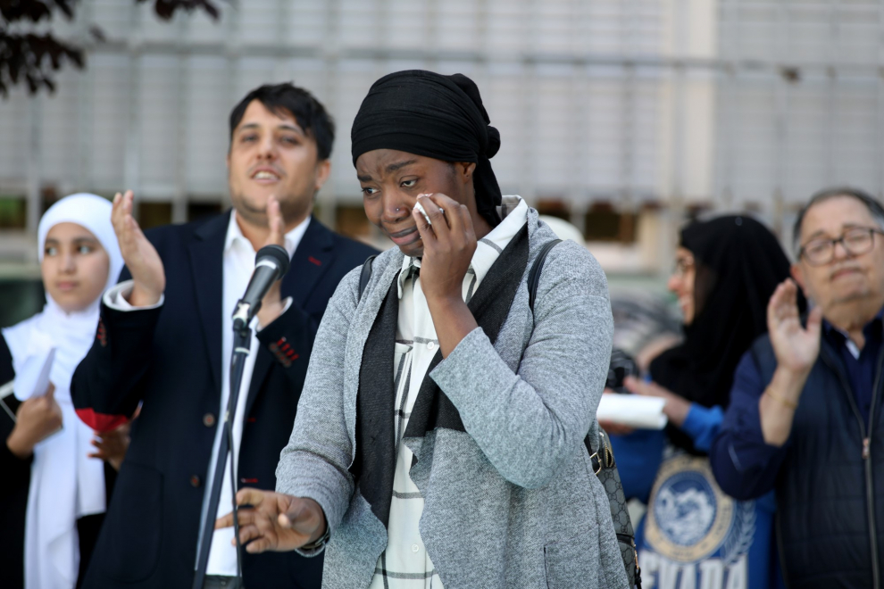 Fatima Oulale, madre de Mali que reside en Zaragoza de 2005, es apoyada por los alumnos del instituto Félix de Azara, en Delicias, por el secuestro de sus tres hijos que se quedó el padre en África.