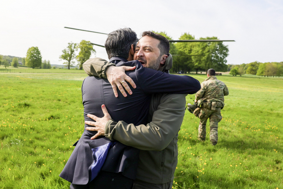 Chequers (United Kingdom), 15/05/2023.- A handout photo made available by the British Prime Minister's Office No.10 Downing Street shows Britain's Prime Minister Rishi Sunak (L) welcoming Ukraine's President Volodymyr Zelensky at Chequers, the country house of the Prime Minister in Buckinghamshire, Britain, 15 May 2023. Zelensky is in Britain to discuss 'urgent support for Ukraine'. (Ucrania, Reino Unido) EFE/EPA/SIMON DAWSON/NO 10 DOWNING STREET HANDOUT -- MANDATORY CREDIT: CROWN COPYRIGHT -- HANDOUT EDITORIAL USE ONLY/NO SALES
 BRITAIN UKRAINE DIPLOMACY