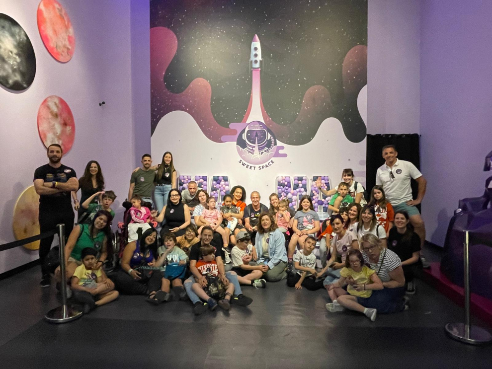 Familiares, profesores y alumnos, en el viaje de tres días a Madrid, donde visitaron el Parque Warner y dos galerías sensoriales.