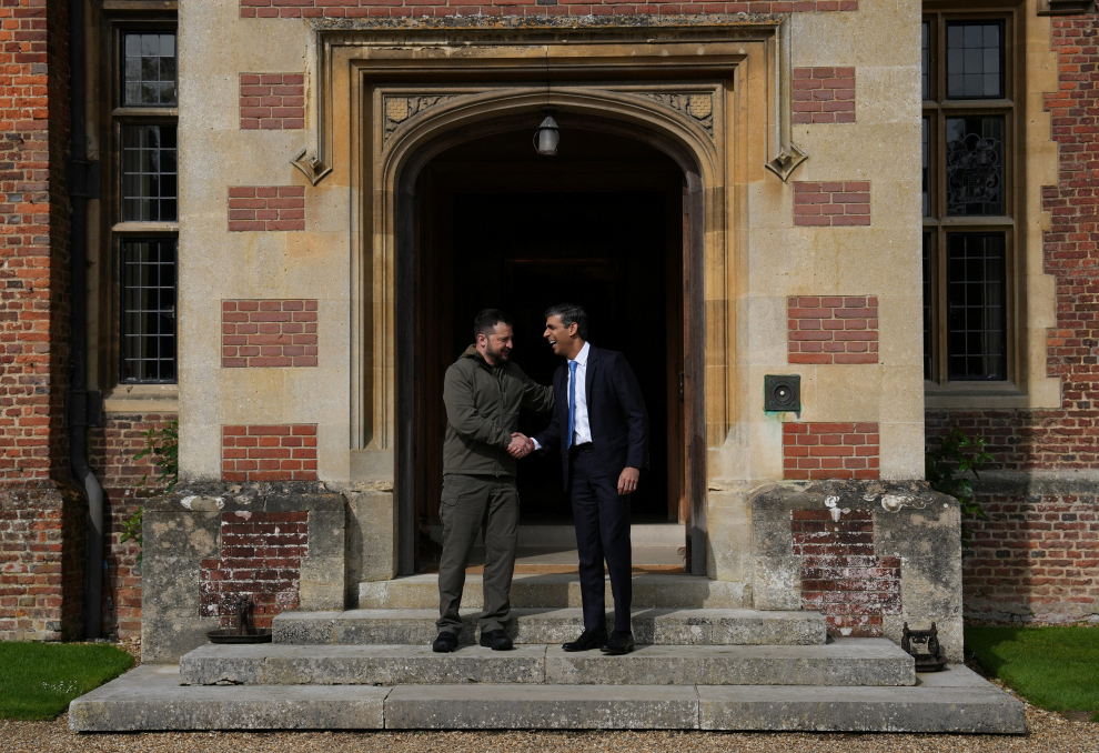 AYLESBURY, ENGLAND - MAY 15: Britain's Prime Minister, Rishi Sunak (L), walks with Ukraine's President, Volodymyr Zelenskiy, after greeting him on his arrival at Chequers on May 15, 2023 in Aylesbury, England. In recent days, Mr Zelenskiy has travelled to meet Western leaders seeking support for Ukraine in the war against Russia.  Carl Court/Pool via REUTERS UKRAINE-CRISIS/BRITAIN