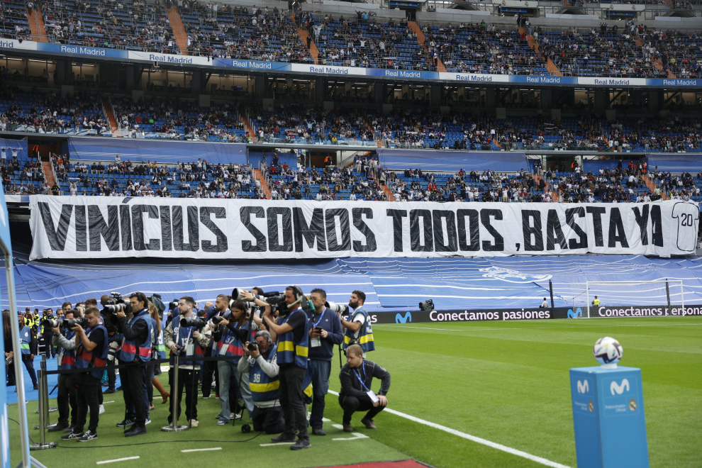 El Real Madrid y el Bernabéu muestran su apoyo al delantero Vinicius en el partido de liga ante el Rayo Vallecano