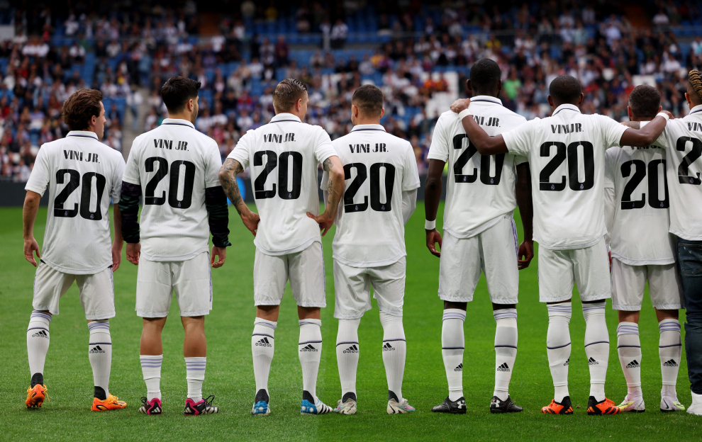 El Real Madrid y el Bernabéu muestran su apoyo al delantero Vinicius en el partido de liga ante el Rayo Vallecano
