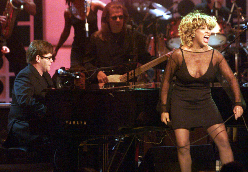 Tina Turner junto a Elton John durante un concierto en el Teatro Beacon de Nueva York