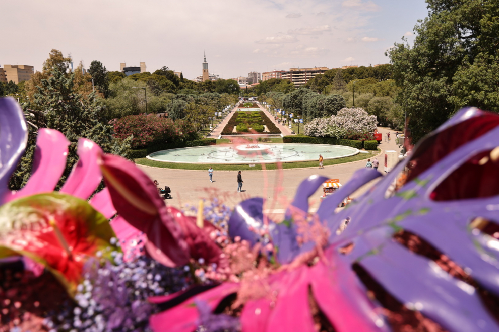 Cientos de personas se han acercado hasta el Parque Grande para disfrutar de las primeras horas de Zaragoza Florece.