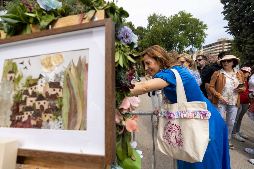 Jorge Azcón y Natalia Chueca han visitado Zaragoza Florece, donde han coincidido con Lola Ranera.