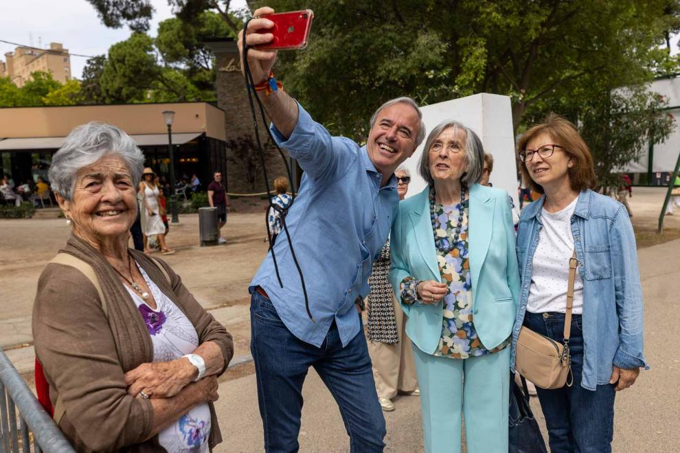 Jorge Azcón y Natalia Chueca han visitado Zaragoza Florece, donde han coincidido con Lola Ranera.