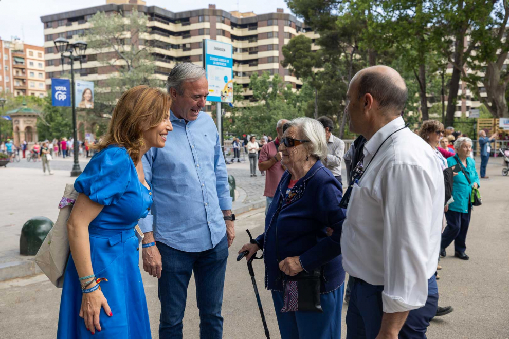 Jorge Azcón y Natalia Chueca han visitado Zaragoza Florece, donde han coincidido con Lola Ranera.