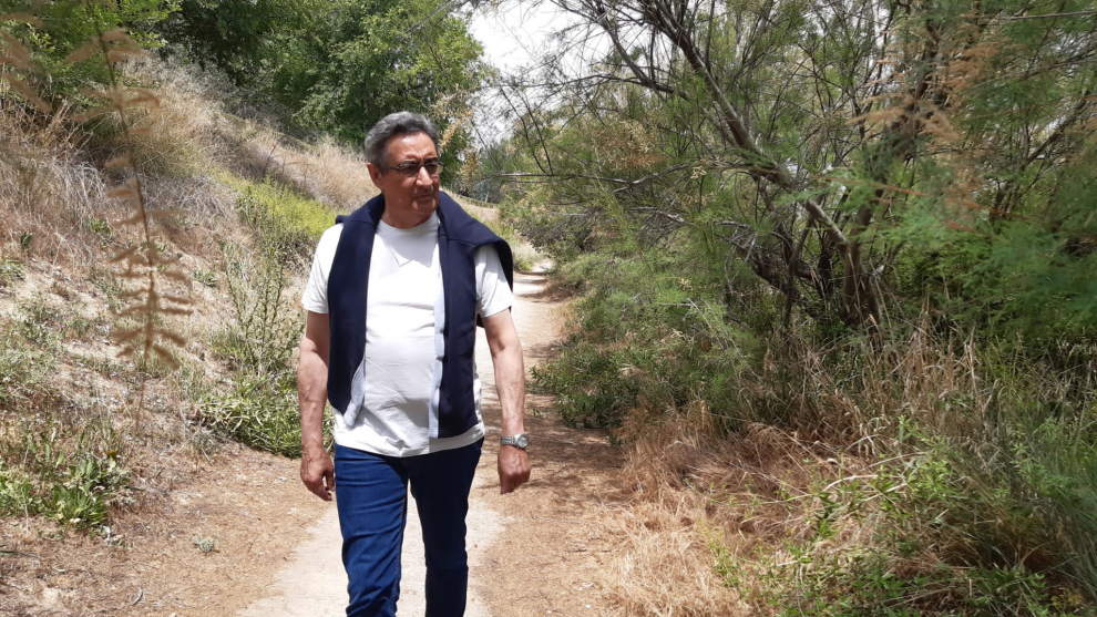 Julio Calvo, candidato de Vox, ha salido a dar un paseo por la zona del galacho de Juslibol