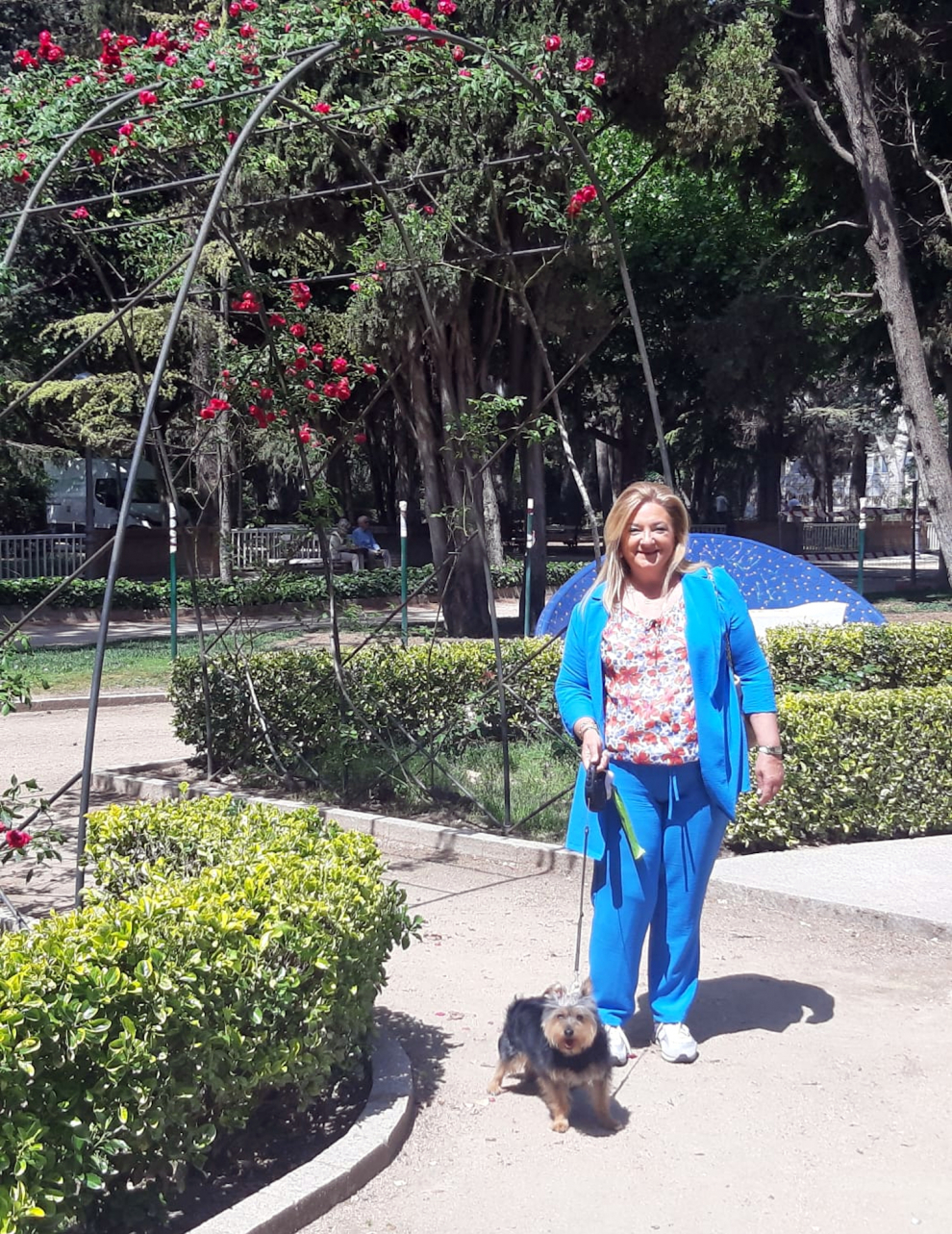 María Eugenia Gabás (PAR), con su perra Tina, paseando por el parque de Miguel Servet de Huesca, en la rosaleda Miguel Ángel Blanco