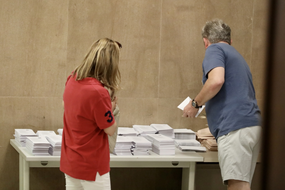 Momentos de la jornada electoral en el colegio ubicado en la sede de la CHE, en Paseo de Sagasta en Zaragoza.