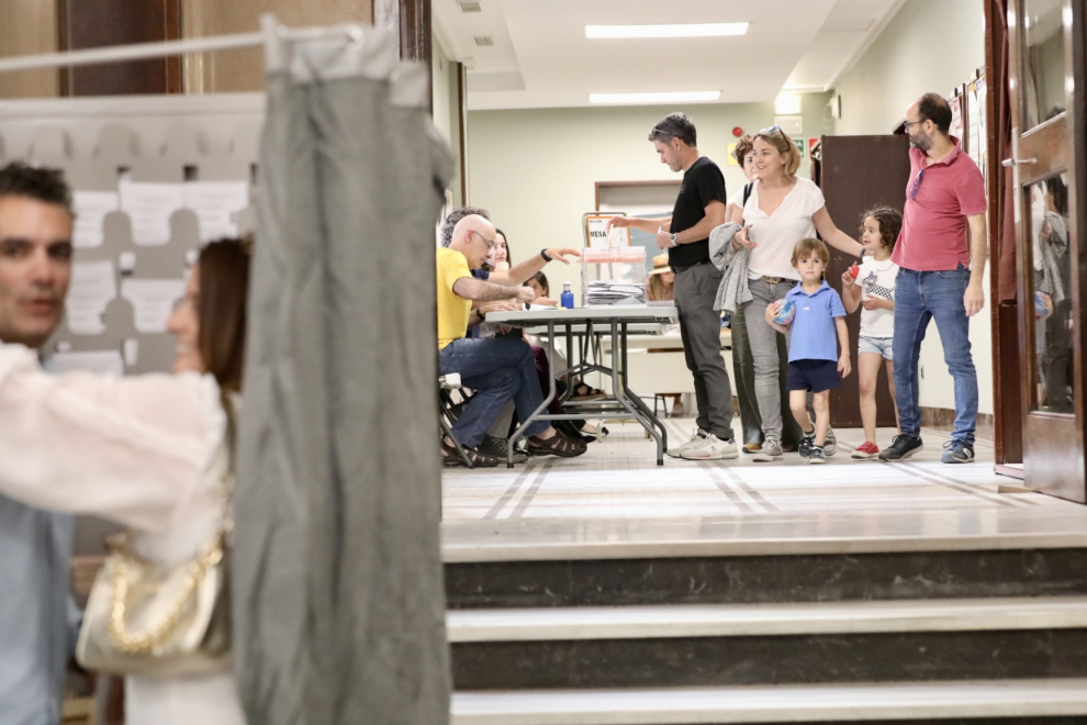 Momentos de la jornada electoral en el colegio ubicado en la sede de la CHE, en Paseo de Sagasta en Zaragoza.