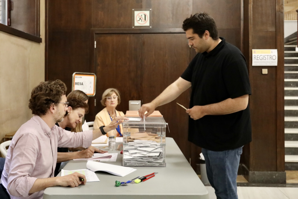 Momentos de la jornada electoral en el colegio ubicado en la sede de la CHE, en Paseo de Sagasta en Zaragoza.