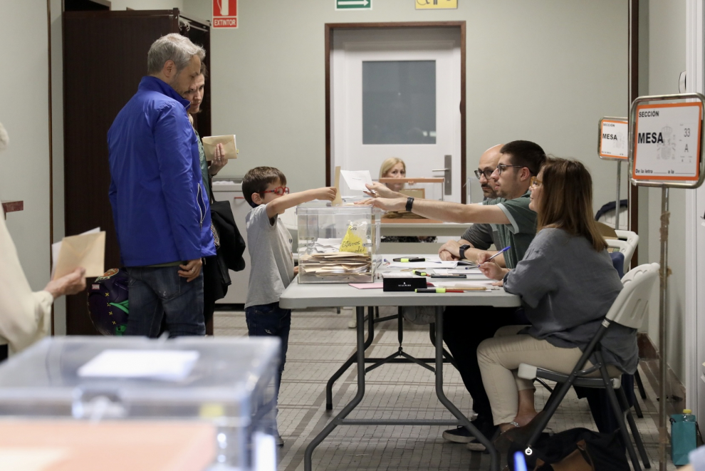Momentos de la jornada electoral en el colegio ubicado en la sede de la CHE, en Paseo de Sagasta en Zaragoza.