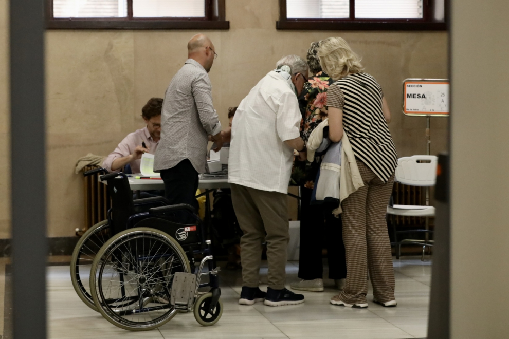 Momentos de la jornada electoral en el colegio ubicado en la sede de la CHE, en Paseo de Sagasta en Zaragoza.