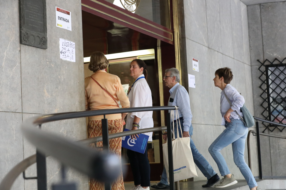 Momentos de la jornada electoral en el colegio ubicado en la sede de la CHE, en Paseo de Sagasta en Zaragoza.