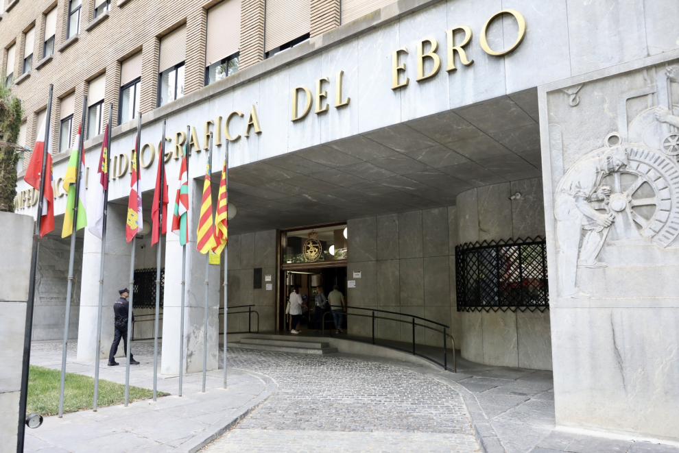 Momentos de la jornada electoral en el colegio ubicado en la sede de la CHE, en Paseo de Sagasta en Zaragoza.