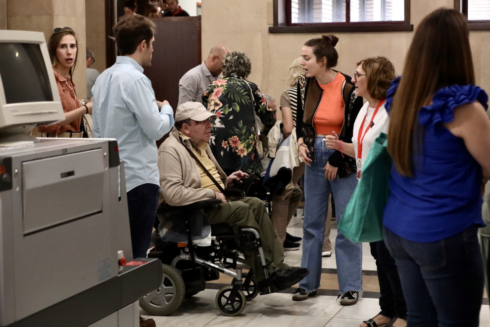 Momentos de la jornada electoral en el colegio ubicado en la sede de la CHE, en Paseo de Sagasta en Zaragoza.