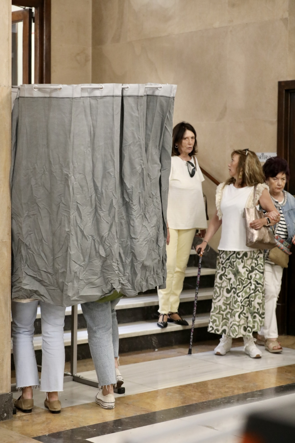 Momentos de la jornada electoral en el colegio ubicado en la sede de la CHE, en Paseo de Sagasta en Zaragoza.