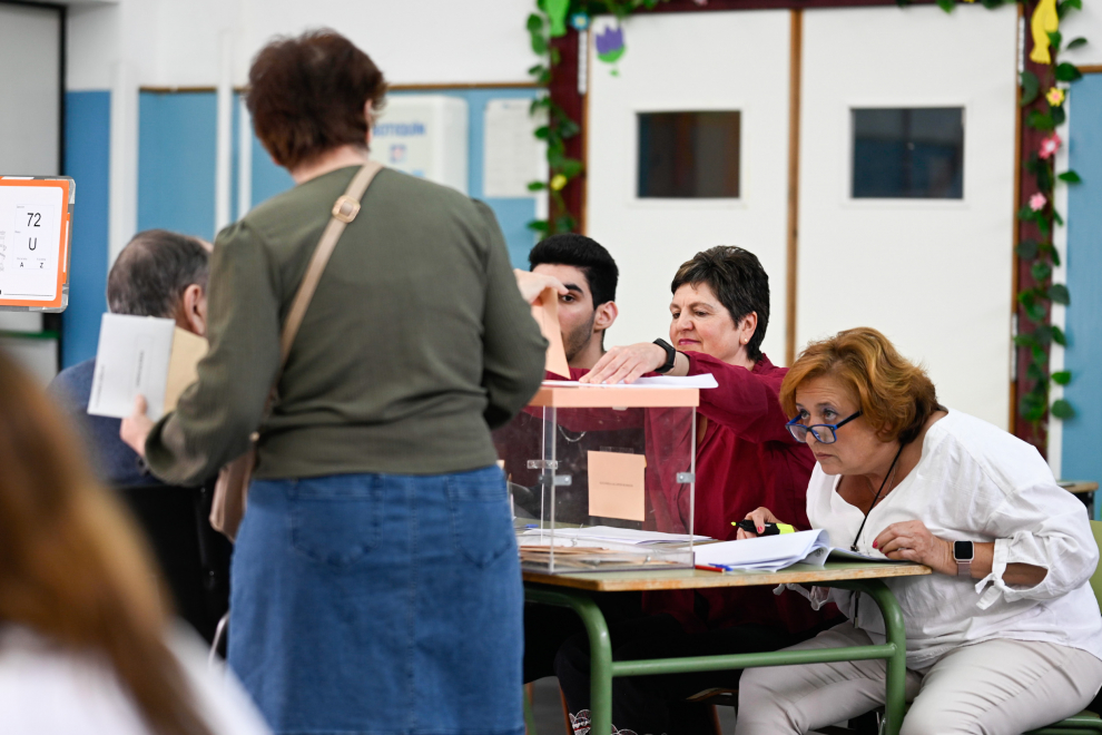 Ambiente de la jornada electoral en el colegio Eugenio López, en el barrio del Arrabal de Zaragoza.