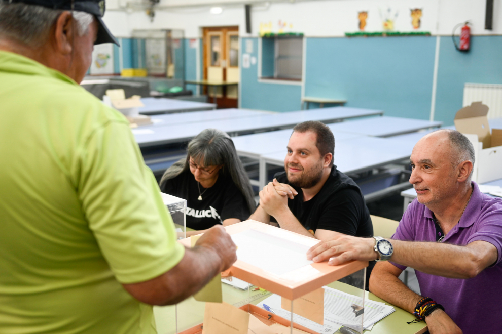 Ambiente de la jornada electoral en el colegio Eugenio López, en el barrio del Arrabal de Zaragoza.