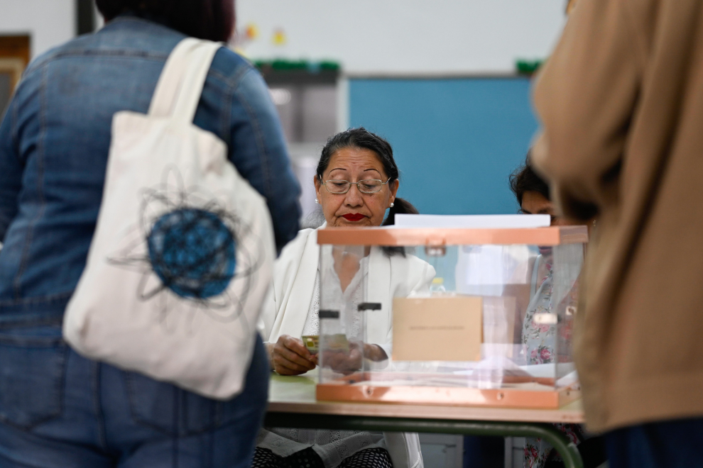 Ambiente de la jornada electoral en el colegio Eugenio López, en el barrio del Arrabal de Zaragoza.