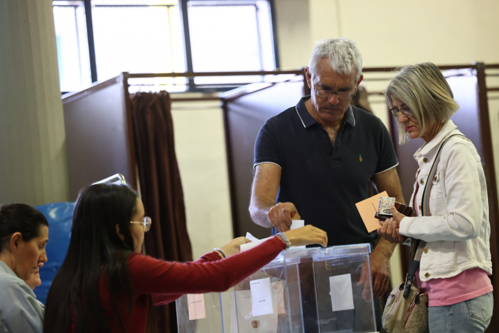 Ambiente en la apertura del colegio electoral Jerónimo Blancas de Valdefierro, en Zaragoza