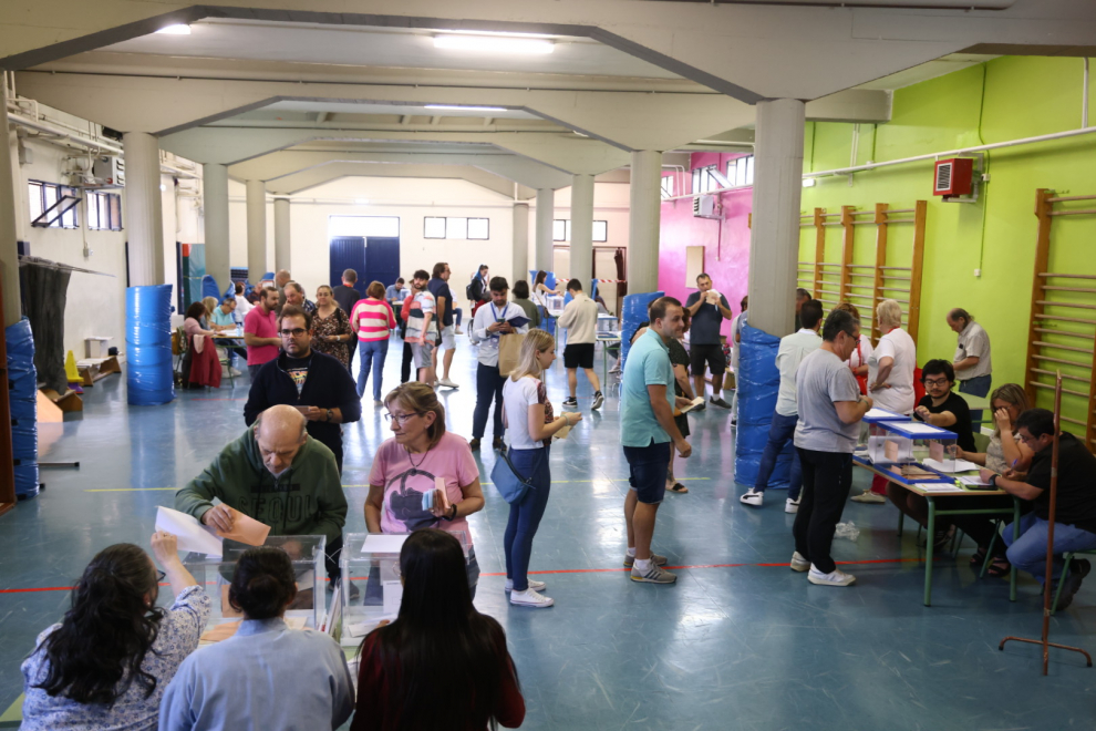 Ambiente en la apertura del colegio electoral Jerónimo Blancas de Valdefierro, en Zaragoza