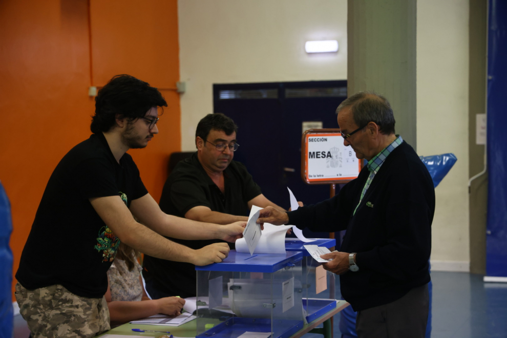 Ambiente en la apertura del colegio electoral Jerónimo Blancas de Valdefierro, en Zaragoza