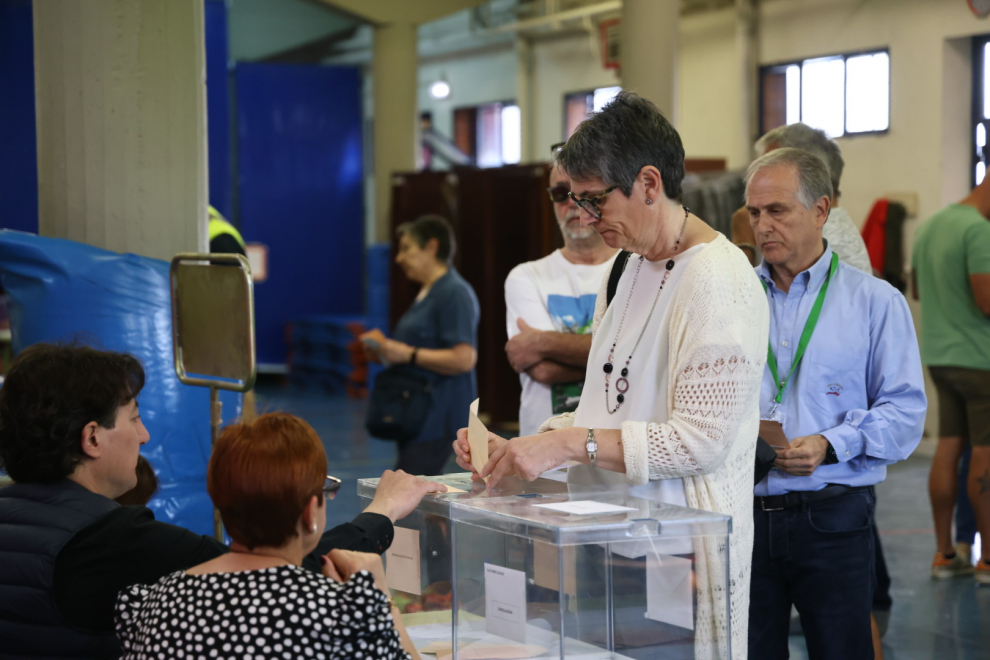 Ambiente en la apertura del colegio electoral Jerónimo Blancas de Valdefierro, en Zaragoza