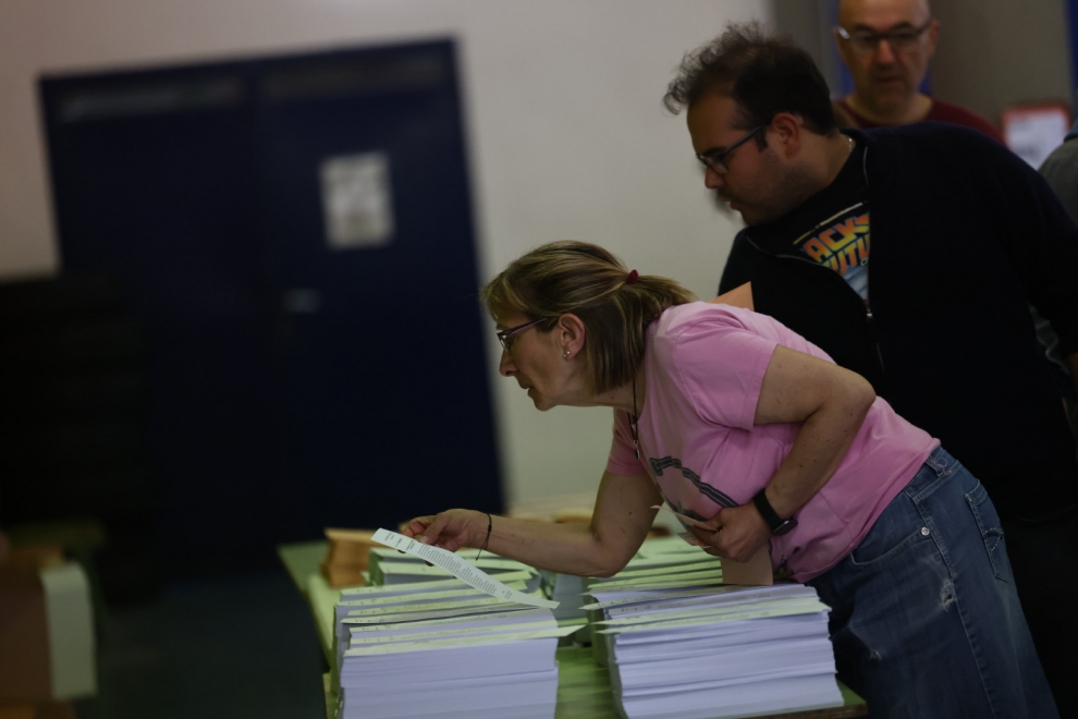 Ambiente en la apertura del colegio electoral Jerónimo Blancas de Valdefierro, en Zaragoza