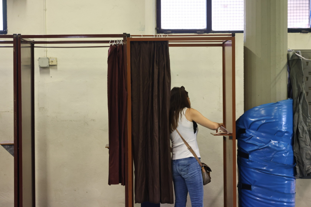Ambiente en la apertura del colegio electoral Jerónimo Blancas de Valdefierro, en Zaragoza