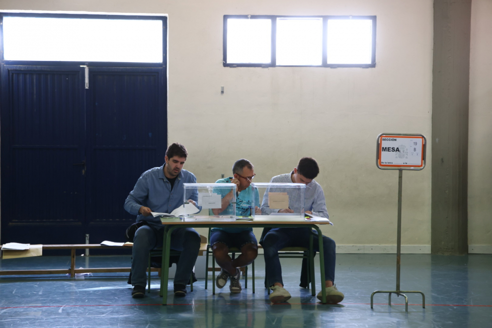 Composición de las mesas electorales en el colegio Jerónimo Blancas, en el barrio de Valdefierro de Zaragoza