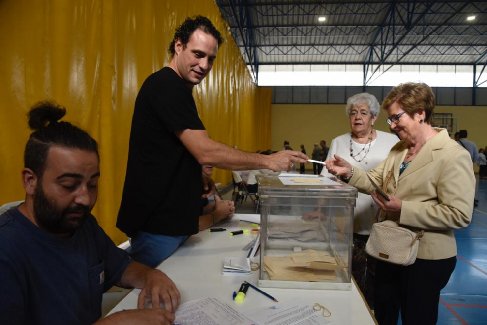 Fotos de la mañana electoral en Huesca.