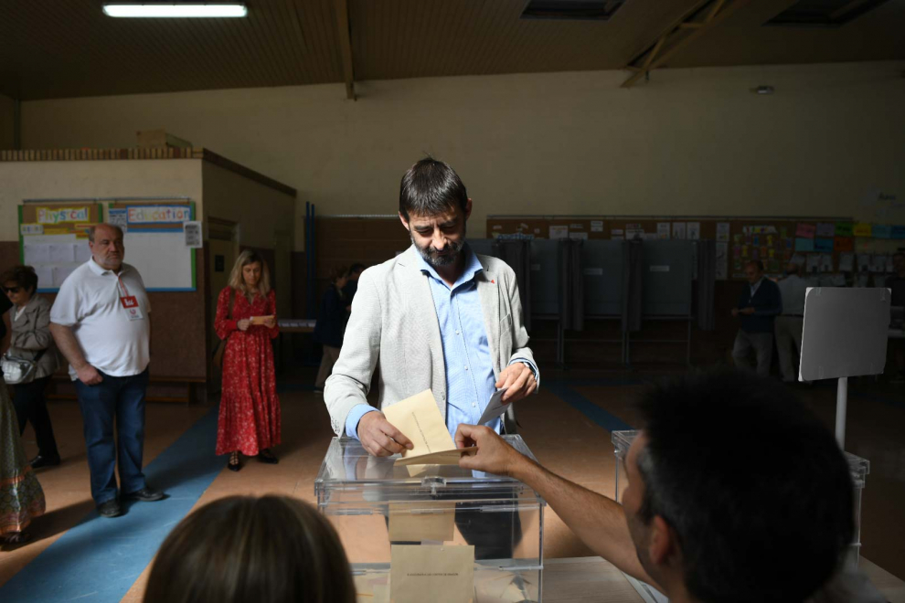 El candidato Alvaro Sanz (IU), votando en el colegio Inmaculada Concepción de Zaragoza.