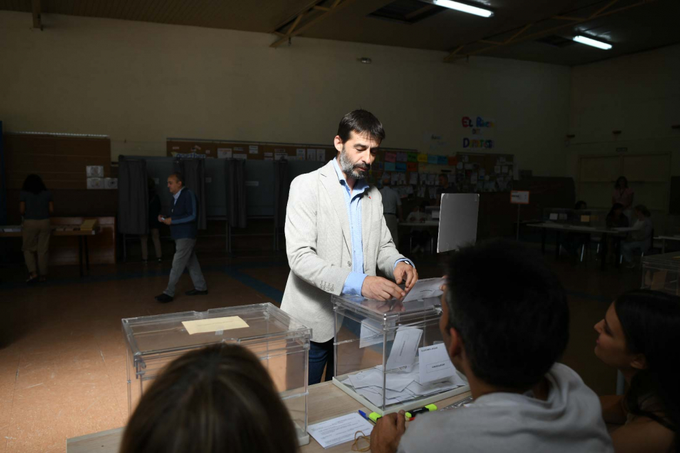 El candidato Alvaro Sanz (IU), votando en el colegio Inmaculada Concepción de Zaragoza.