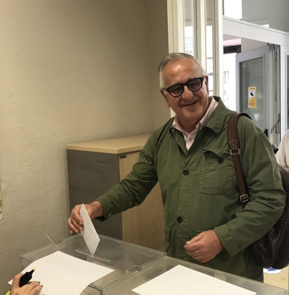 El candidato del Partido Aragonés (PAR) a la Alcaldía de Zaragoza, Clemente Sánchez Garnica, vota en las elecciones del 28 de mayo