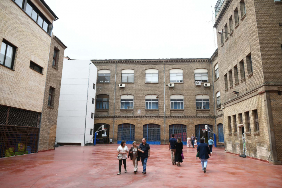 Electores depositando su voto en el colegio Cantín y Gamboa, en el centro de Zaragoza