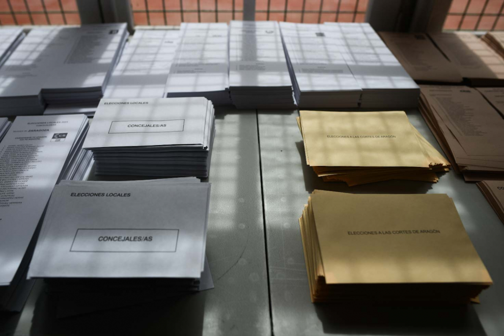 Electores depositando su voto en el colegio Cantín y Gamboa, en el centro de Zaragoza