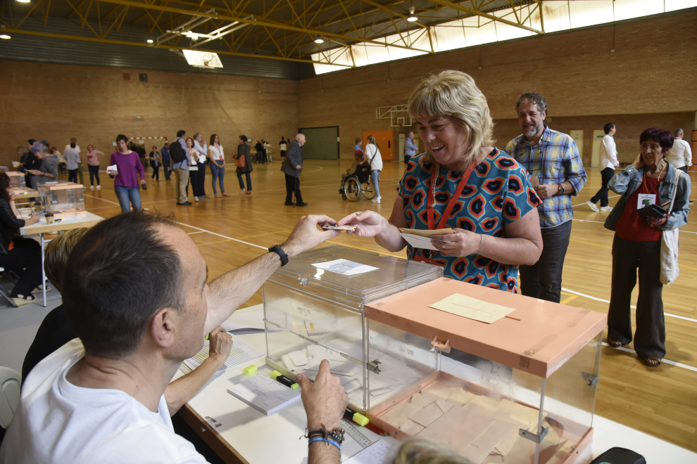 Fotos de la mañana electoral en Huesca